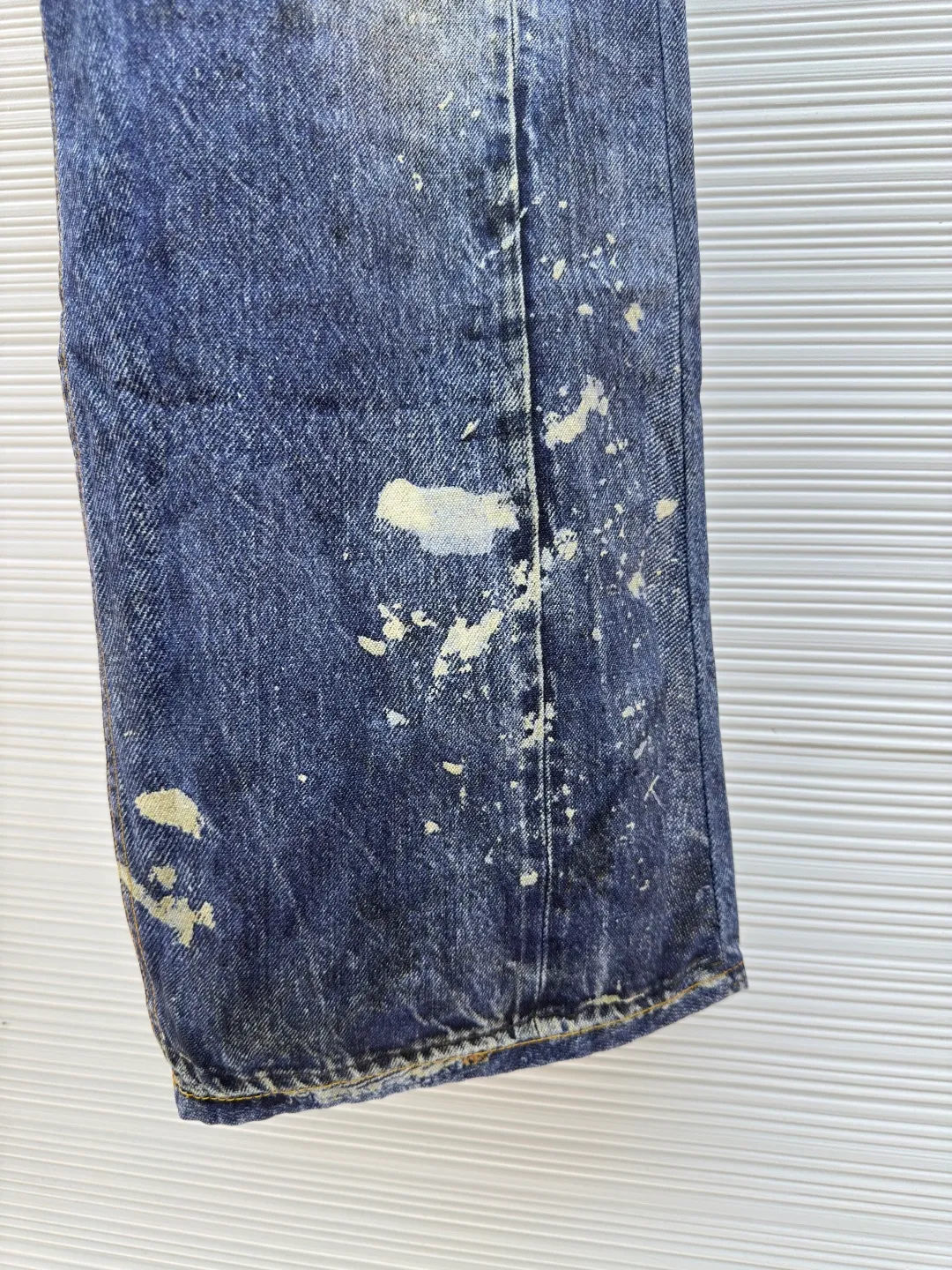 Acne Studios 3D printed denim trousers ●Authentic product: Purchased and developed by 5739 ●Item number: 1680158-A75 ●Material: denim ●Technology: Printing ●Version: fitted version ●Weight: 595 grams ●Size: 44-46-48-50-52 ●Description: Customized denim fabric is used, and a 3D cold transfer printing process is adopted to ensure that the denim fabric has the same texture and feel as traditional denim. 3D printing technology is used to restore the original color saturation and accurately control the thickness and texture of the denim fabric. An advanced 3D printer is used to print the denim fabric layer by layer until the entire component is completed. Each piece is separated efficiently and accurately through computer typesetting and laser cutting. After ironing, cutting, sewing and other processes, the components are assembled into a complete denim item, the same style for men and women!